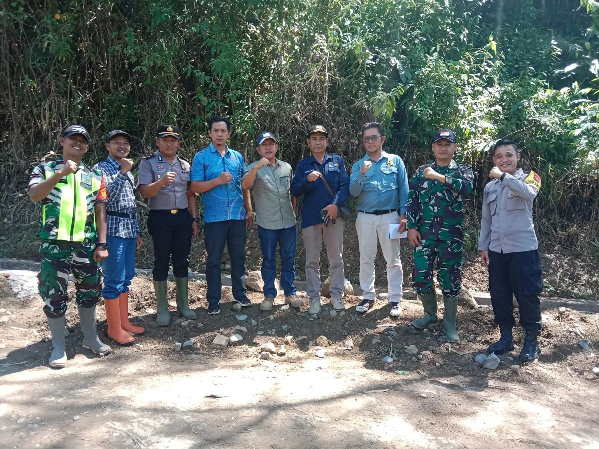 Pihak Dinas PUPRHUB bersama pihak TNI, Polsek Rimbo Penghadang, pihak Kecamatan dan Desa Talang Ratu pemeriksaan Jalan Talang Ratu