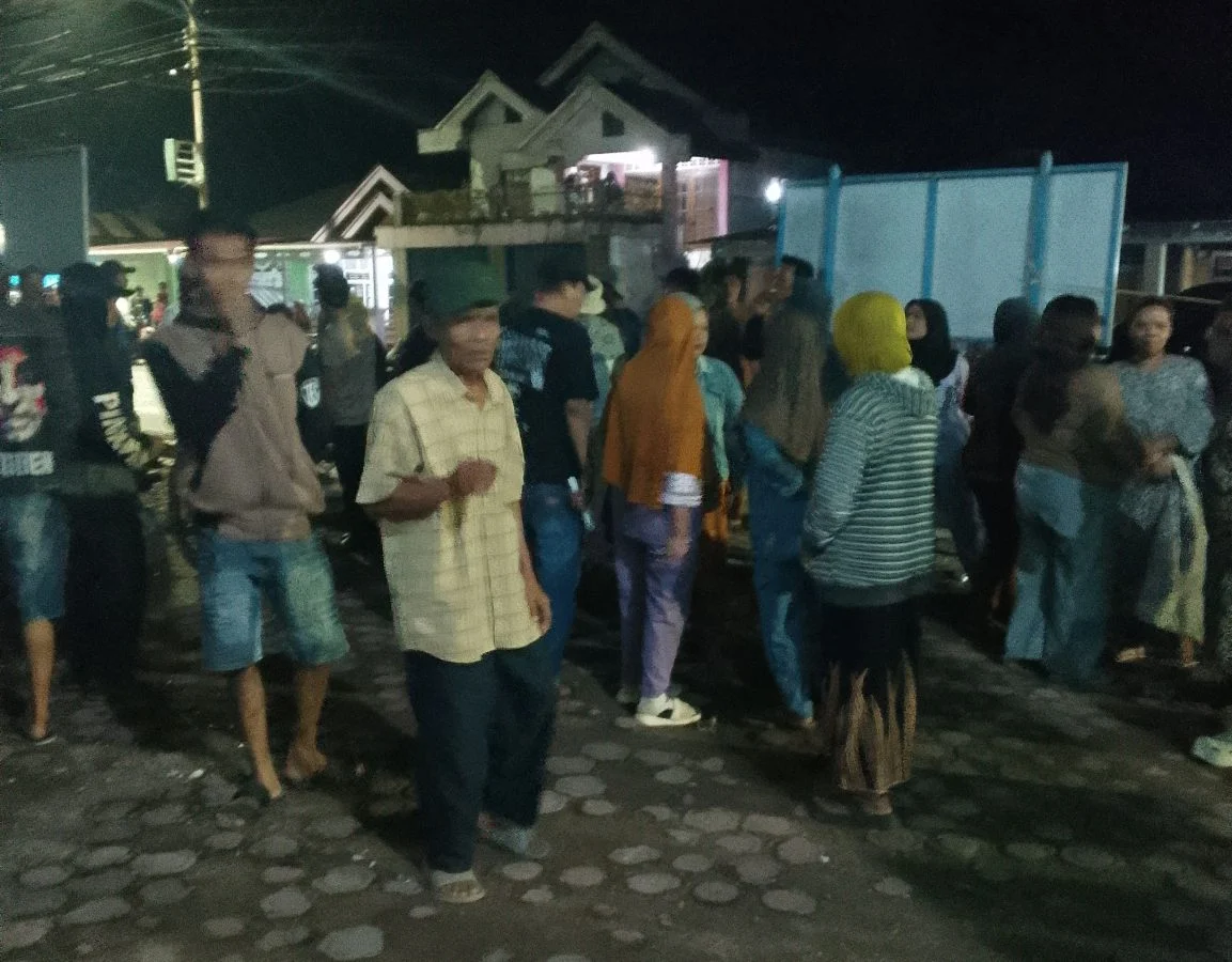 Selepas Magrib Masa Dari kaum perempuan Lemeu Mendatangi Kantor PMD Lebong.